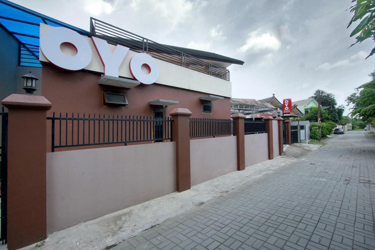 Oyo 347 Bayang Brothers Guest House Yogyakarta Exterior foto